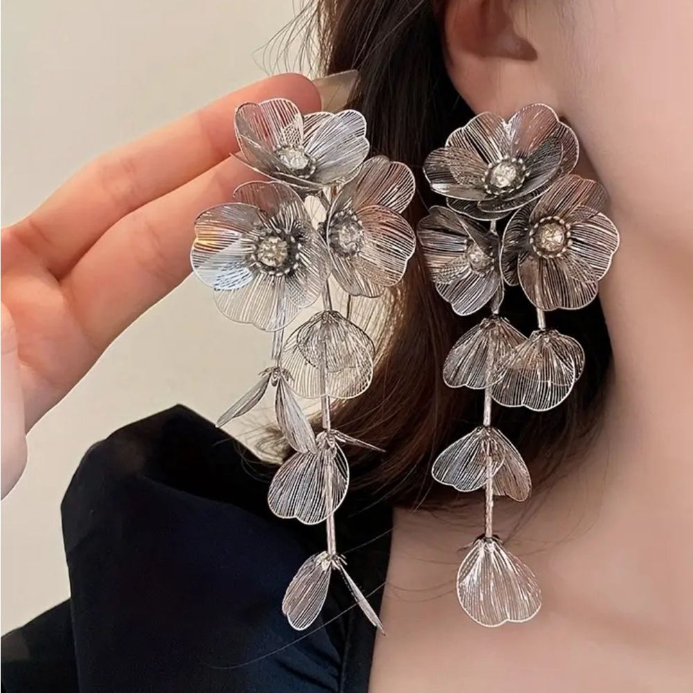 Silver version is here!!!- The famous Zara dangle earrings 🩶💍